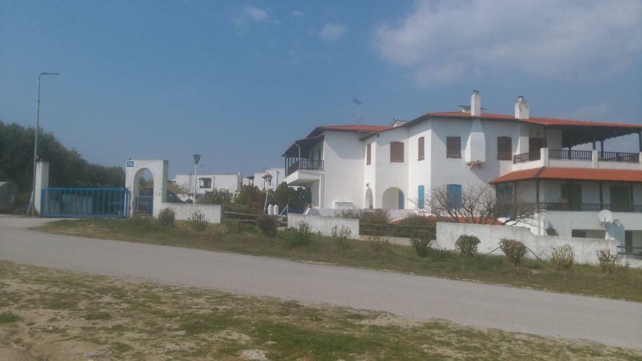 Right Across The Sea Villa Nea Kallikrateia Exterior photo